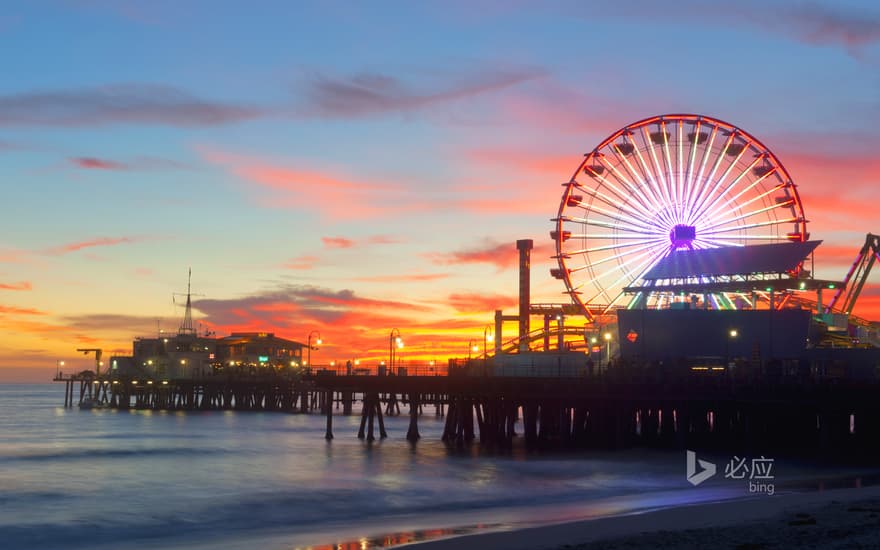 Night view of amusement park in Los Angeles, USA