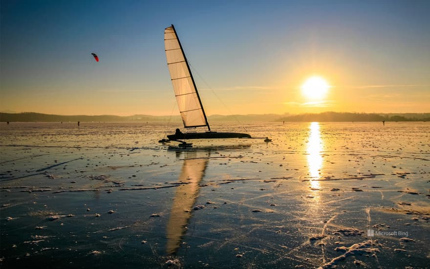 Ice sailors on the Wörthsee, Bavaria